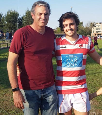 Lucas Frana (en la foto, con papá Javier) es, a los 20, el apertura titular del Alumni subcampeón de la URBA.