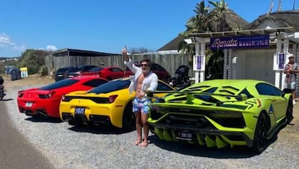 Lucas Gabriel Forastieri rodeado de autos de alta gama
