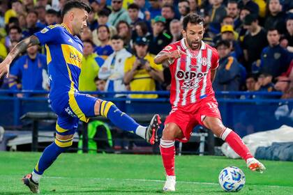 Lucas Gamba engancha frente a Lucas Janson; el delantero tatengue tuvo una muy buen oportunidad en el final, cuando Marcos Rojo le dejó en bandeja el empate, pero falló en la resolución.