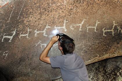 Lucas Gheco en el sitio arqueológico de Oyola, Catamarca.