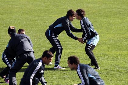Lucas González Amorosino y Santiago Fernández, cuando compartían el plantel de los Pumas en el Mundial Nueva Zelanda 2011; este sábado se enfrentarán en Pucará vs. Hindú.