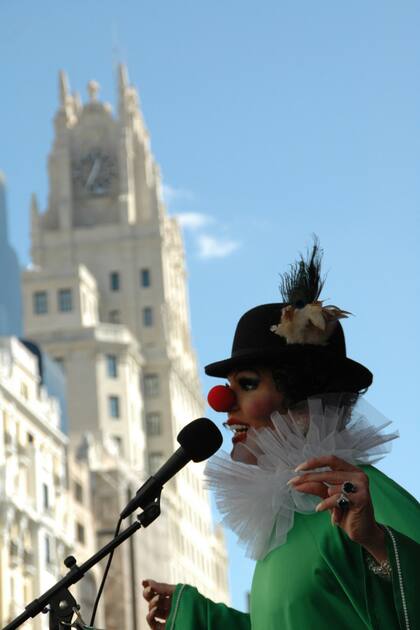 Lucas González "haciendo Nacha" por las calles de Madrid