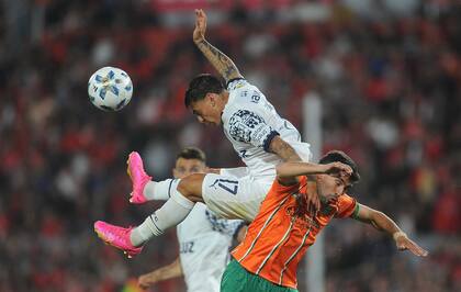 Lucas González salta para cabecear apoyado sobre la espalda de Álvarez

