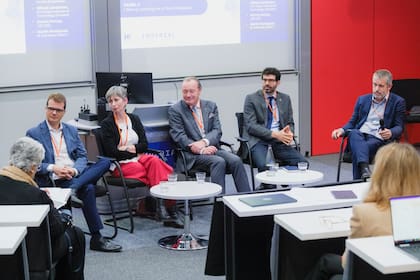 Lucas Grosman (segunda persona contando desde la derecha), presidente de la Universidad de San Andrés.