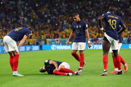 Lucas Hernández de Francia después de sufrir una lesión durante el partido del Grupo D de la Copa Mundial de la FIFA Qatar 2022 entre Francia y Australia.