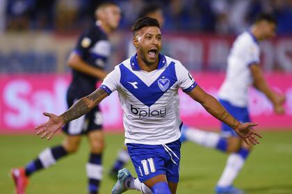 Lucas Janson festeja el primer gol de Vélez 