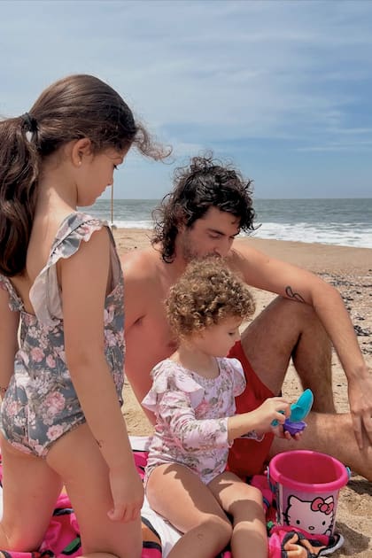 Lucas juega con sus
hermanas menores