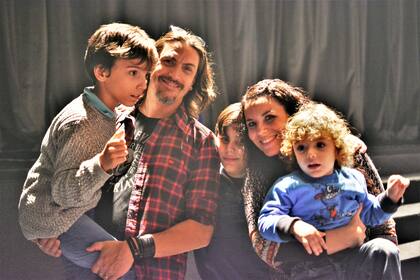 Lucas, junto a su familia, en días argentinos.