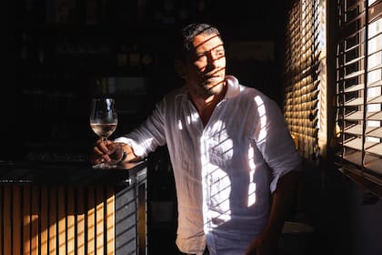 Lucas Latorre abrió una vinoteca que se convirtió en restaurante.