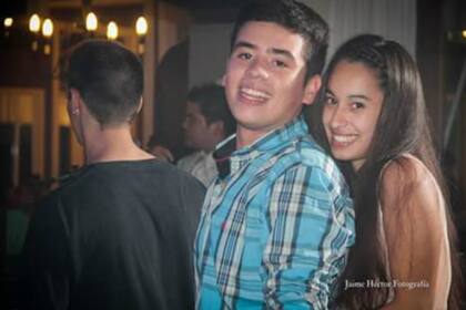 Lucas Martínez Freccero, de 19 años, junto a Florencia Fecha, de 20 años, en el festejo de los 18 años de Lucas, un año antes del accidente