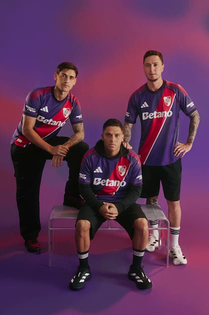 Lucas Martínez Quarta, Juanfer Quintero y Aníbal Moreno posan con la nueva camiseta de River