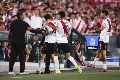 Lucas Martínez Quarta y el abrazo a Marcelo Gallardo tras el gol que abrió el marcador ante Banfield