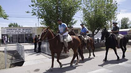 Lucas, Mauricio y Mauro, fueron a votar en sus caballos en Los Corralitos, departamento de Guaymallén, Mendoza