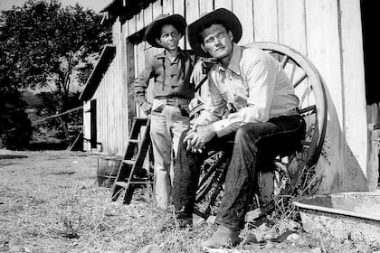 Lucas McCain (Chuck Connors) junto a su pequeño hijo, Mark (Johnny Crawford)