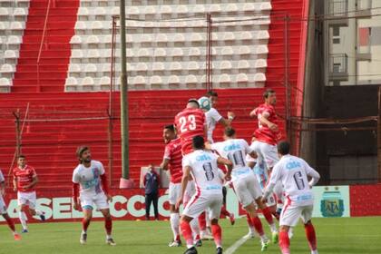 Lucas Merolla gana en lo alto y conseguirá el primer gol de Huracán; el Globo venció por 4-2 a Arsenal en Parque Patricios.