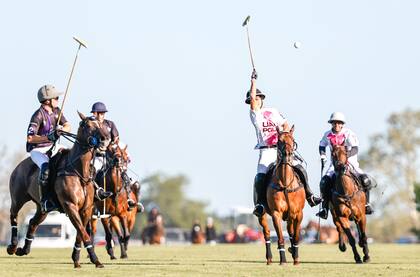 Lucas Monteverde (n.) pega largo, ante Gonzalo Ferrari; el joven número 2 tiene el nexo con la jequesa Maitha Al-Maktoum, la patrona de UAE.