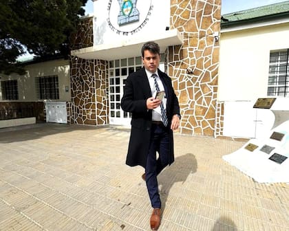 Lucas Nicoletti, uno de los abogados de Lázaro Báez, se retira el domingo de la U15 de Río Gallegos, donde el empresario está detenido