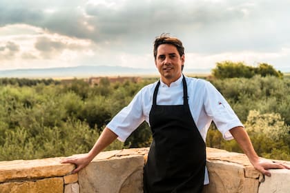 Lucas Olsece, chef de Rosell Boher Lodge, en la terraza del guest house