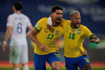 Lucas Paqueta celebra con Neymar el gol del triunfo ante Chile, por el pasaje a las semifinales de la Copa América