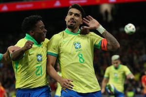 España y Brasil, en un duelo de locos: seis goles, penales inventados, un arbitraje pésimo, patadas y bloopers