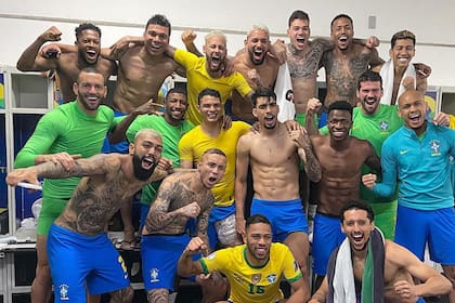 Lucas Paquetá, en el centro con sus compañeros de la selección de Brazil. Vestuario