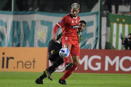 Lucas Passerini le gana la posesión a Matías Romero; La Calera fue superior en varios pasajes de la noche