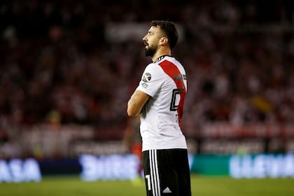 Lucas Pratto realizando su famoso festejo "Modo Oso" durante su etapa en River