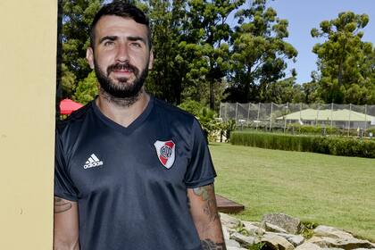 Lucas Pratto en el predio de Punta del Este donde vive River en estos días.