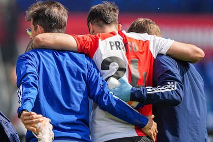 Lucas Pratto es retirado de la cancha tras la grave lesión que sufrió en Feyenoord