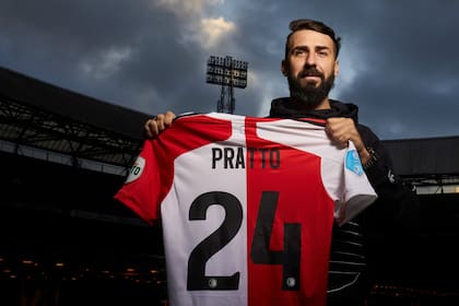 Lucas Pratto, cuando fue presentado como jugador de Feyenoord de Roterdam