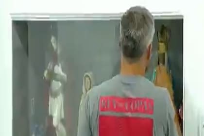 Lucas Pusineri y su ritual antes de salir al campo de juego por el pase a los octavos de final de la Copa Sudamericana