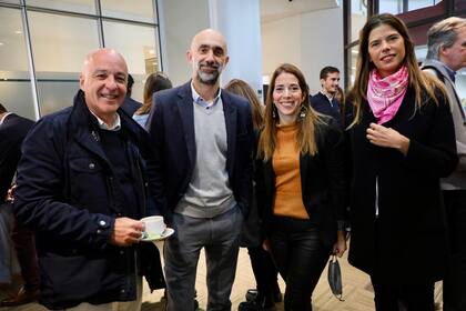 Lucas Ramírez y Pablo Roca (Nissan), con parte del equipo de LA NACION