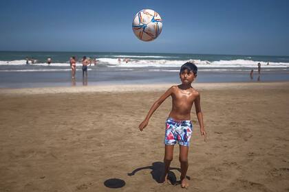 Lucas Roa, el hijo de Daniel, juega sobre la arena con la pelota de Qatar 2022