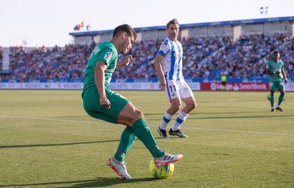 Lucas Robertone con la pelota dominada: el exVélez ascendió a la principal liga de España con Almería