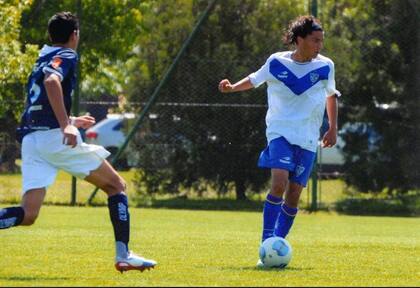 Lucas Robertone en las inferiores de Vélez, cuando jugaba como enganche y "tenía los rulos de Ronaldinho"