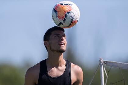 Lucas Robertone está en Vélez desde los 13 años; arrancó como doble 5 y Heinze lo potenció para que pise más el área rival; ya suma 11 goles con la camiseta de El Fortín