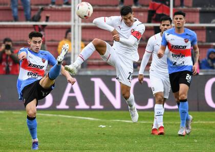 Lucas Romero, capitán de Independiente, lucha por la pelota