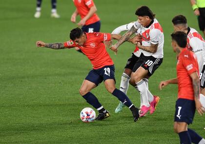Lucas Romero intenta llevarse la pelota ante la marca de Jorge Carrascal; River e Independiente se miden en el Monumental