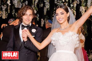 Lucas Sielecki y la modelo Sofía Isabella Deprit Solana saludan a los invitados a su boda después de la ceremonia.