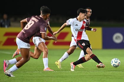 Lucas Silva, con un buen pase en el partido ante Carabobo, en Venezuela, por la Copa Sudamericana
