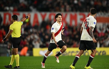 Lucas Silva empieza a celebrar su golazo, el tercero de River (Photo by Luis ROBAYO / AFP)