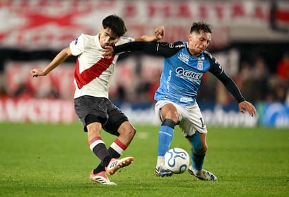 Lucas Silva remata ante la marca de Juan Mercado (Photo by Luis ROBAYO / AFP)