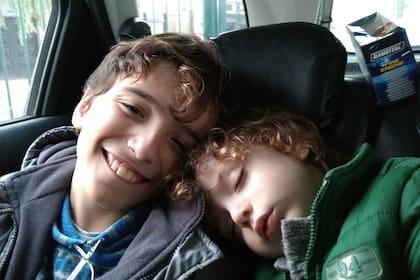 Lucas tiene tres hijos varones diagnosticados con trastornos de espectro autista.