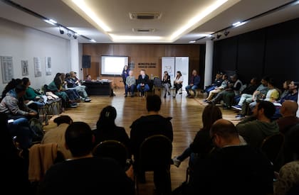 Lucas Torrice (frente, centro) encabeza la reunión con referentes barriales, sociales y de iglesias que forman parte del Consejo Municipal de Politicas Integrales para la Prevención del Consumo Problematico de Drogas (Copipred)