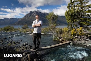 Lucas Trigos, con el lago Huechulaufquen de fondo.