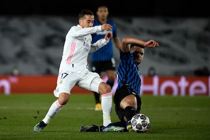 Lucas Vazquez, carrilero por la derecha en Real Madrid, disputa la pelota con Djimsiti