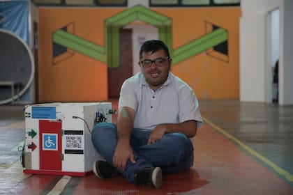 Lucas viajara con su companiero Mariano y un profesor a una Feria de ciencias en Abu Dabi luego de ganar con su prttotipo de de bano automatizado para personas con discapacidad. Pertenecen aun Club de Ciencia de La Matanza.