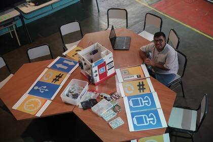 Lucas con el prototipo del baño automatizado