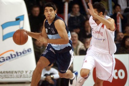 Victoriano fue base de la selección argentina en una etapa en la que el puesto tuvo grandes figuras; el tucumano llegó a ser subcampeón mundial en Indianápolis 2002, pero fue marginado en el último corte para los Juegos Olímpicos Atenas 2004, los de la victoria dorada.