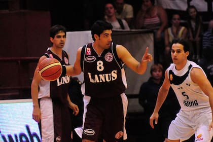 Lucas Victoriano con la casaca de Lanús, durante una de sus últimas temporadas como jugador de la Liga Nacional